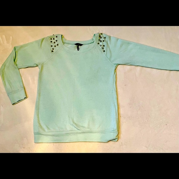NOLLIE WOMENS SWEATSHIRT MINT GREEN SPIKED SHOULDER ACCENT CUFFS M LIGHTWEIGHT - Picture 1 of 12